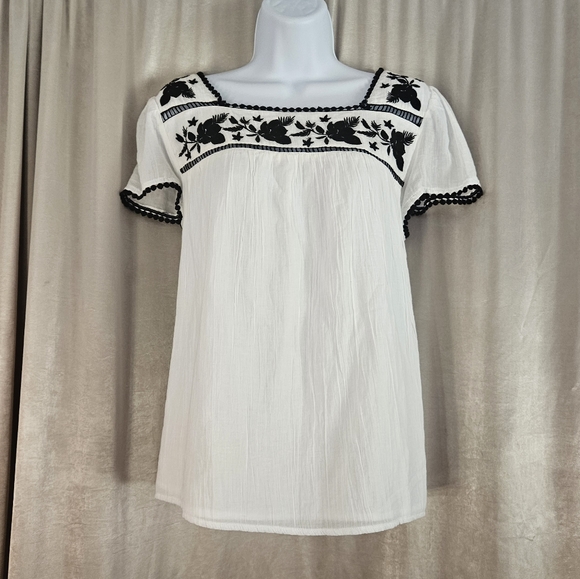 NWT Crown & Ivy white embroidered floral blouse top Womens Medium - Picture 5 of 8